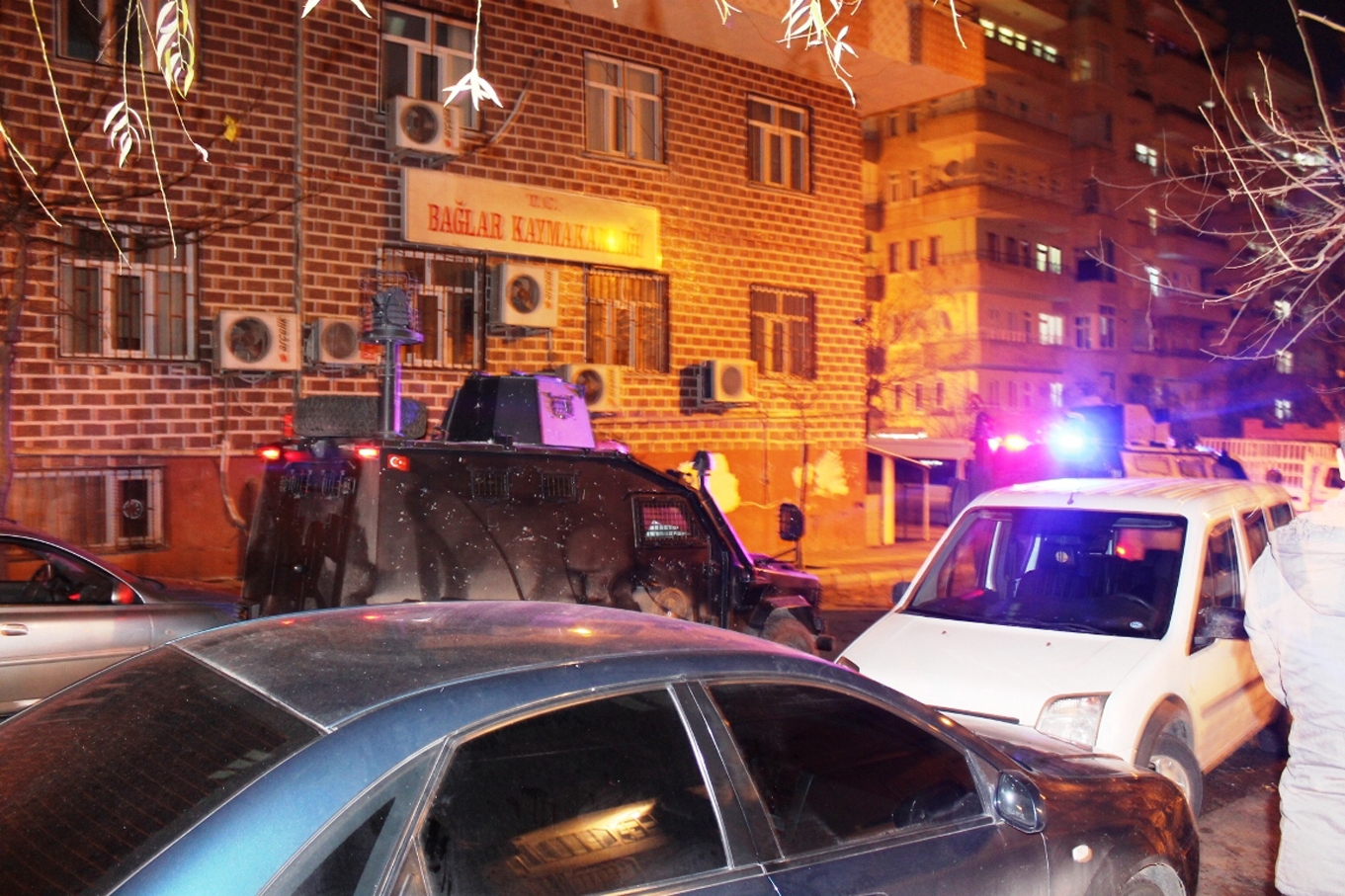 Diyarbakır’da Kaymakamlığa ses bombası atıldı Diyarbakır’da Kaymakamlığa ses bombası atıldı